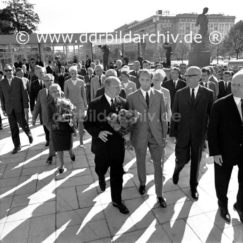DDR-Fotoarchiv: Berlin - September 1969 Berlin, Kämpfer- und Siegerausstellung in der Karl-Marx-Allee
