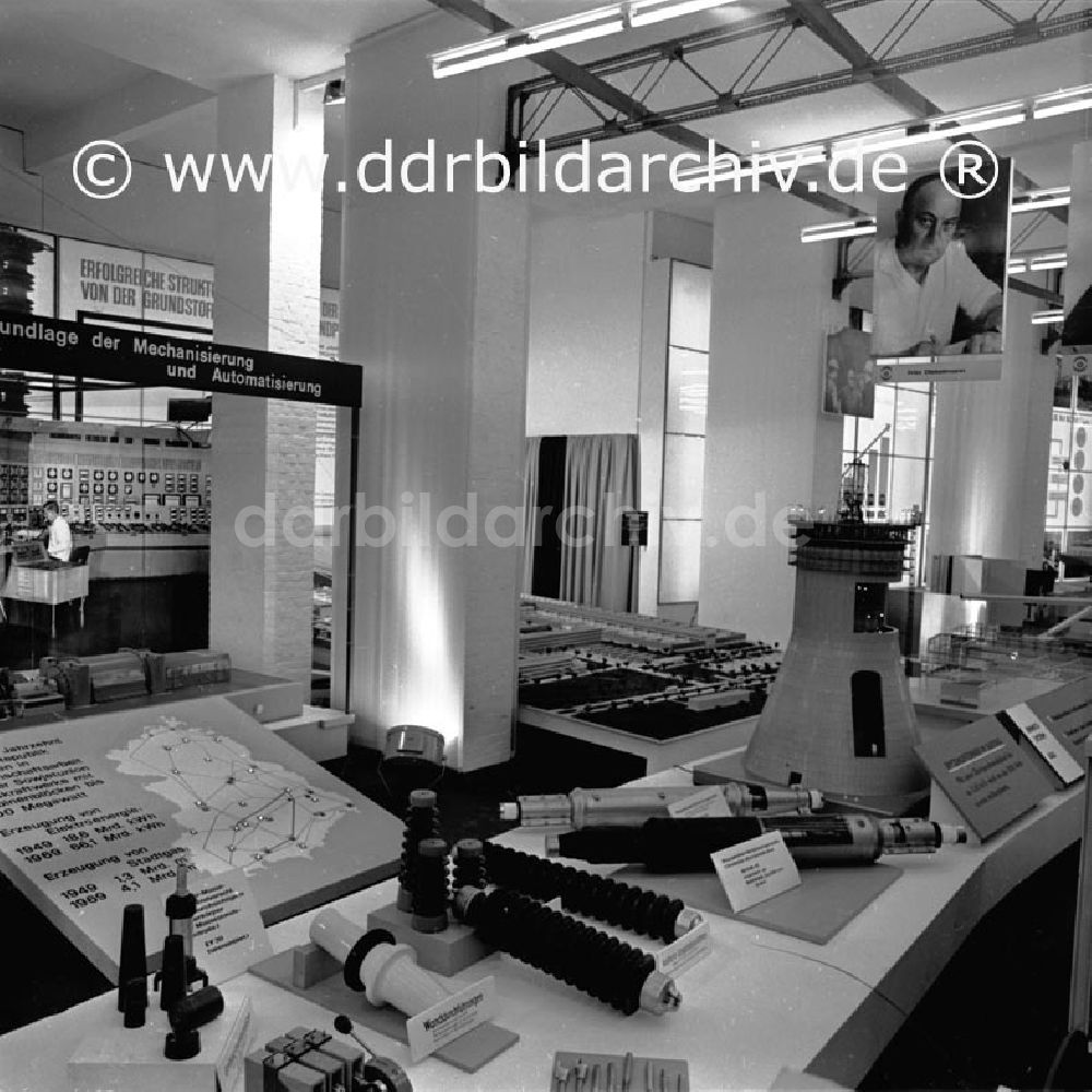 DDR-Bildarchiv: Berlin - September 1969 Berlin, Kämpfer- und Siegerausstellung in der Karl-Marx-Allee.