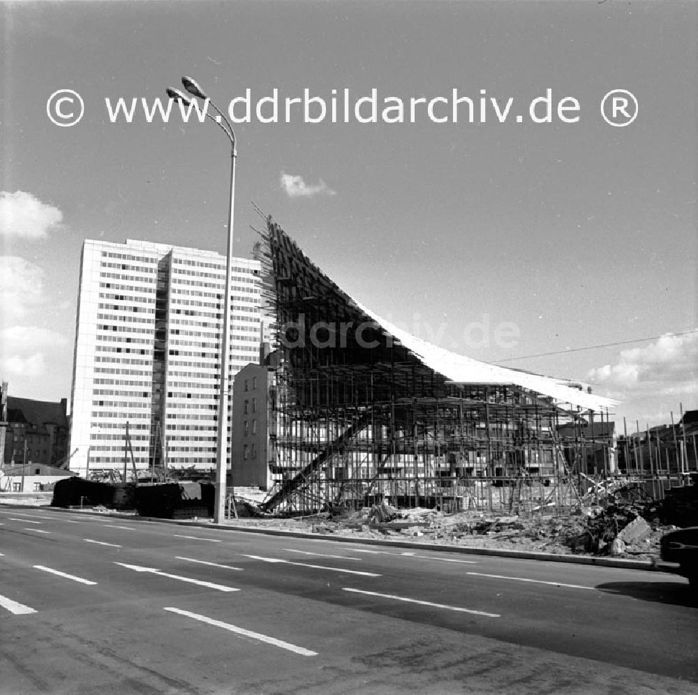 Berlin: September 1969 Berlin, Neue Gaststätte im Bau in der Gertraudenstraße.