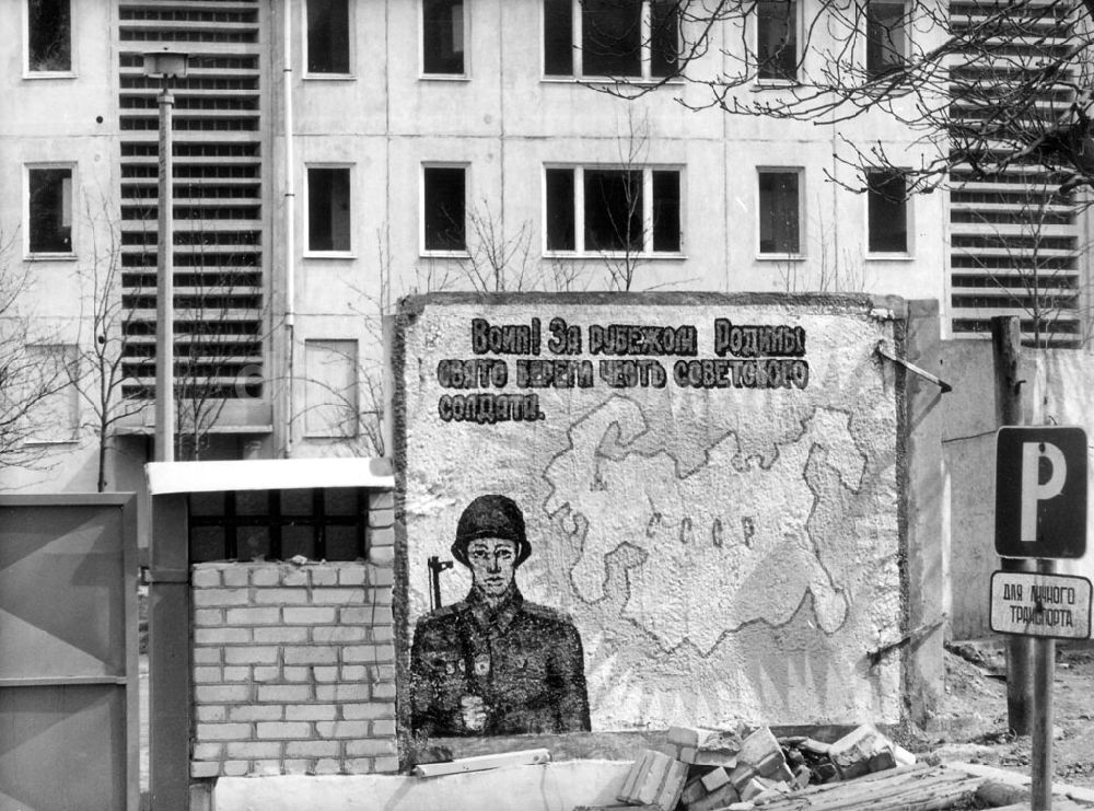 DDR-Fotoarchiv: Gotha - Sichtagitation mit der die Sowjetsoldaten aufgefordert wurden, das soldatische Erbe außerhalb der Heimat zu bewahren, in der ehemaligen Wohnsiedlung der ehemaligen sowjetischen Garnison Gotha (Thüringen) 10