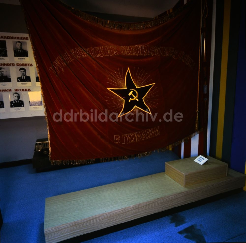 DDR-Bildarchiv: Wünsdorf - Sieges- Fahnen der Roten Armee - Sowjetarmee in Wünsdorf in Brandenburg in der DDR