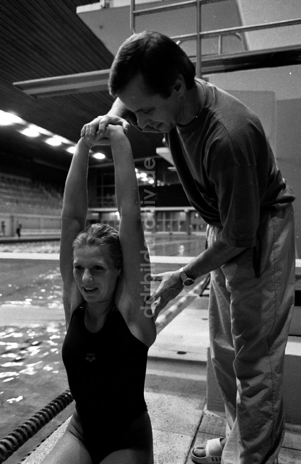 DDR-Fotoarchiv: Berlin - Simone Koch mit Trainer 14.12.92 Foto: ND/Lange Umschlagnummer: 1236