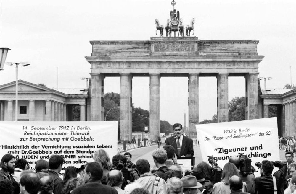 Berlin-Mitte: Sintis und Roma demonstrieren auf dem Pariser Platz vor dem Brandenburger Tor