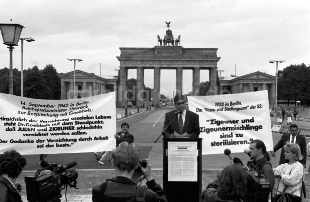 DDR-Bildarchiv: Berlin-Mitte - Sintis und Roma demonstrieren auf dem Pariser Platz vor dem Brandenburger Tor