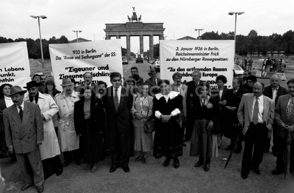 DDR-Fotoarchiv: Berlin - Sintis und Roma demonstrieren auf dem Pariser Platz vor dem Brandenburger Tor in Berlin