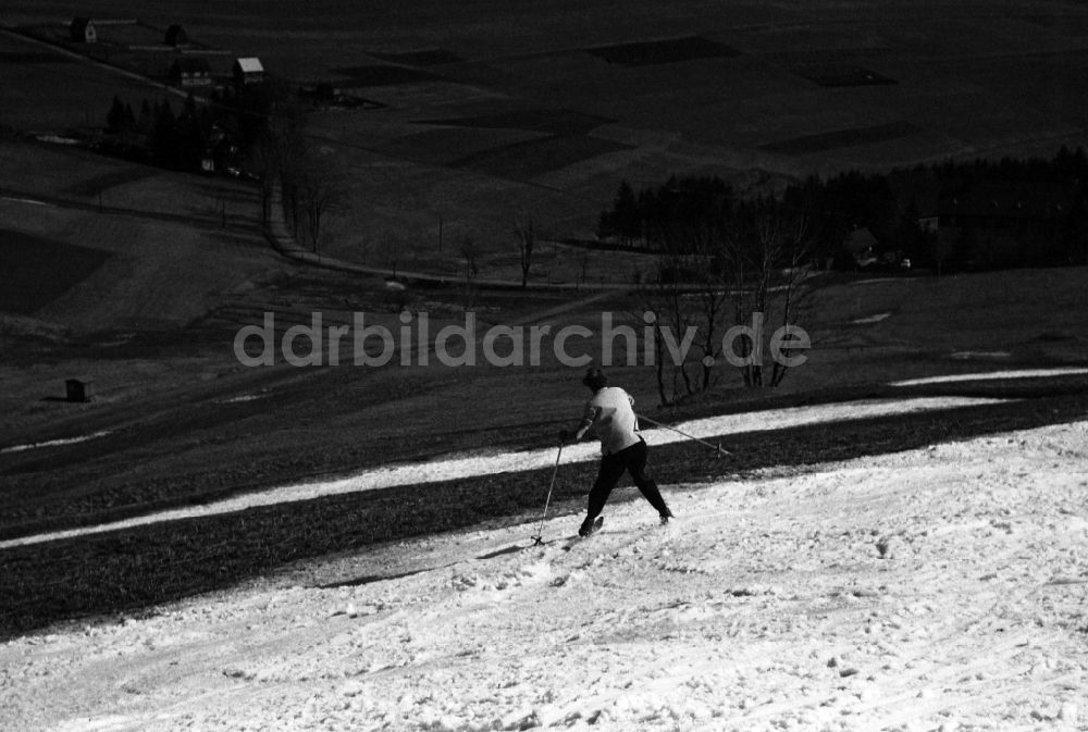 DDR-Bildarchiv: Oberwiesenthal - Skifahrer in Oberwiesenthal in Sachsen in der DDR