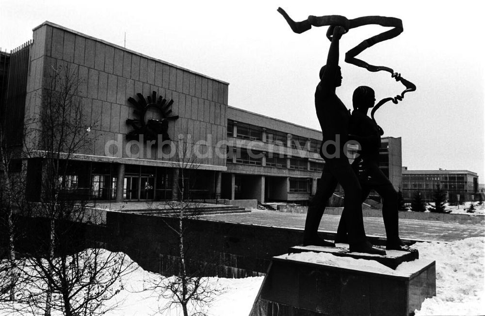 DDR-Fotoarchiv: Uljnowsk - Skulptur Arbeit und Kolchosbäuerin vor dem Pionierhaus in Uljanowsk
