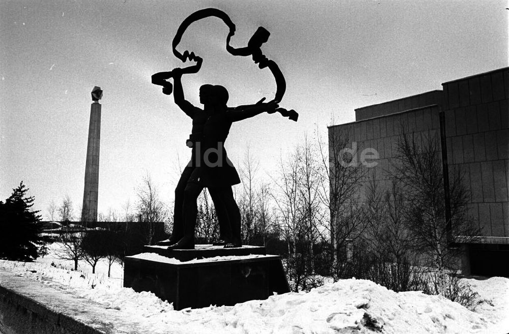 Uljanowsk: Skulptur Arbeit und Kolchosbäuerin vor dem Pionierhaus in Uljanowsk