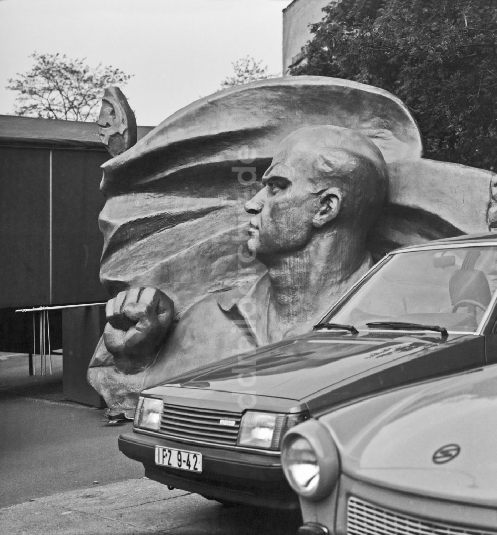 DDR-Bildarchiv: Berlin - Skulptur Ernst-Thälmann-Denkmal in Berlin in der DDR