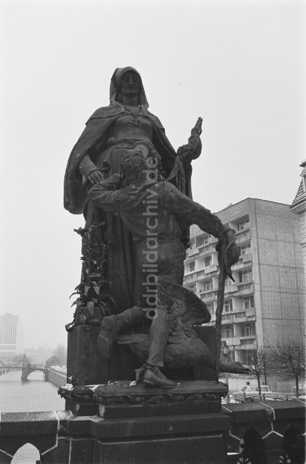 DDR-Fotoarchiv: Berlin - Skulptur Heilige Gertraud in Berlin, der ehemaligen Hauptstadt der DDR, Deutsche Demokratische Republik