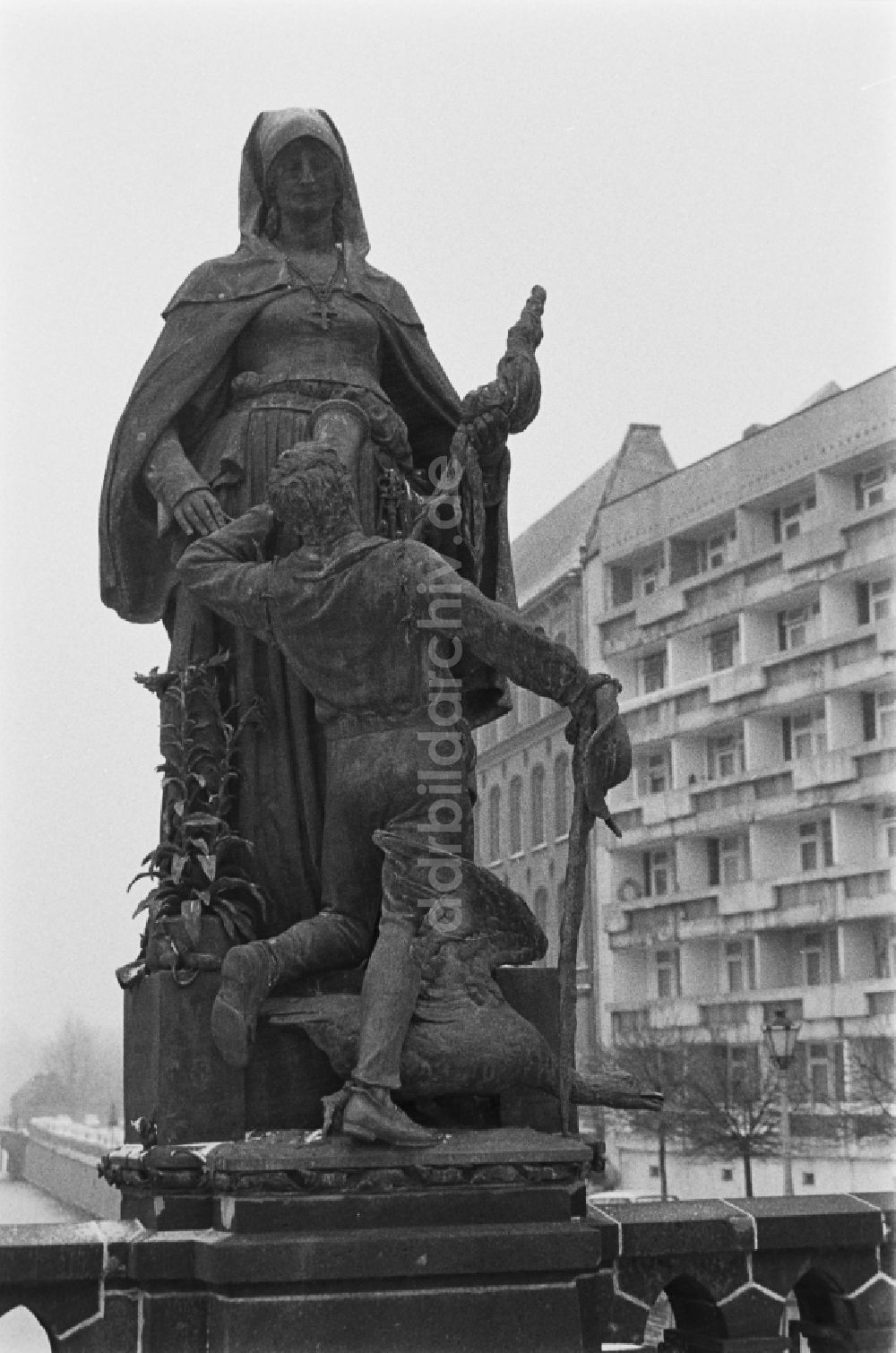 Berlin: Skulptur Heilige Gertraud in Berlin, der ehemaligen Hauptstadt der DDR, Deutsche Demokratische Republik