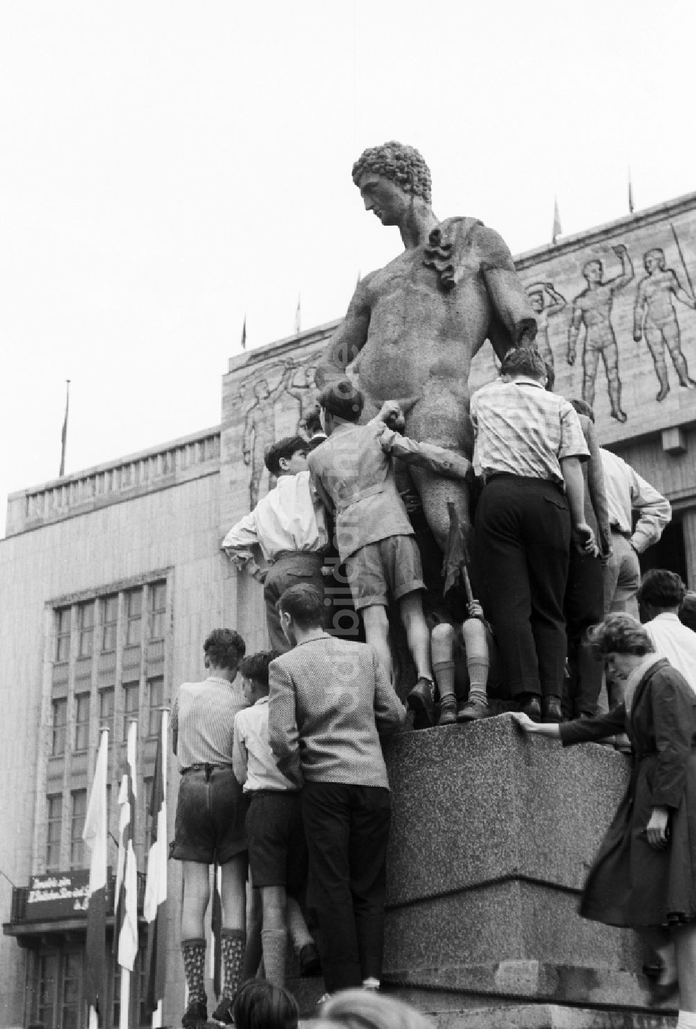 DDR-Bildarchiv: Berlin - Skulptur und Kopie einer spätklassizistischen männlichen Figur in Berlin, der ehemaligen Hauptstadt der DDR, Deutsche Demokratische Republik