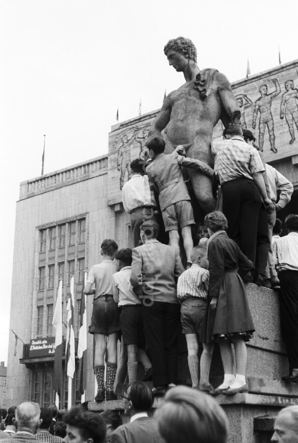 Berlin: Skulptur und Kopie einer spätklassizistischen männlichen Figur in Berlin, der ehemaligen Hauptstadt der DDR, Deutsche Demokratische Republik