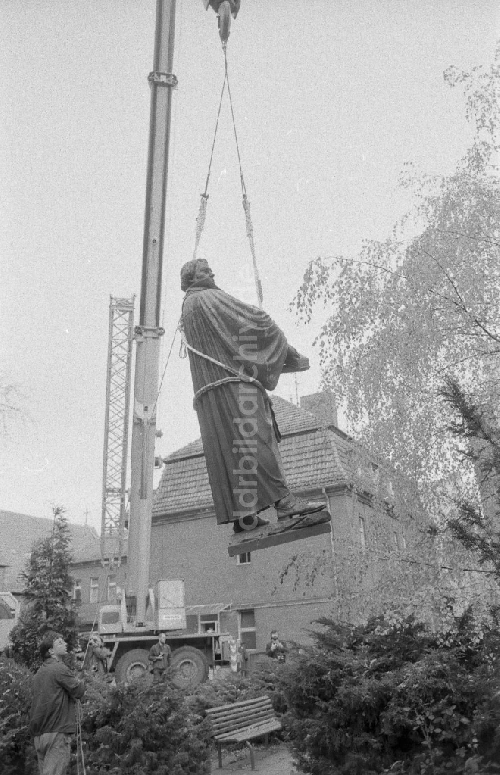 DDR-Fotoarchiv: Berlin - Skulptur des Martin-Luther-Denkmal bei der Wiederaufstellung in Berlin in der DDR
