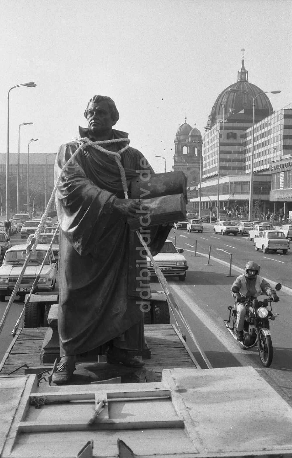 DDR-Bildarchiv: Berlin - Skulptur des Martin-Luther-Denkmal bei der Wiederaufstellung in Berlin in der DDR