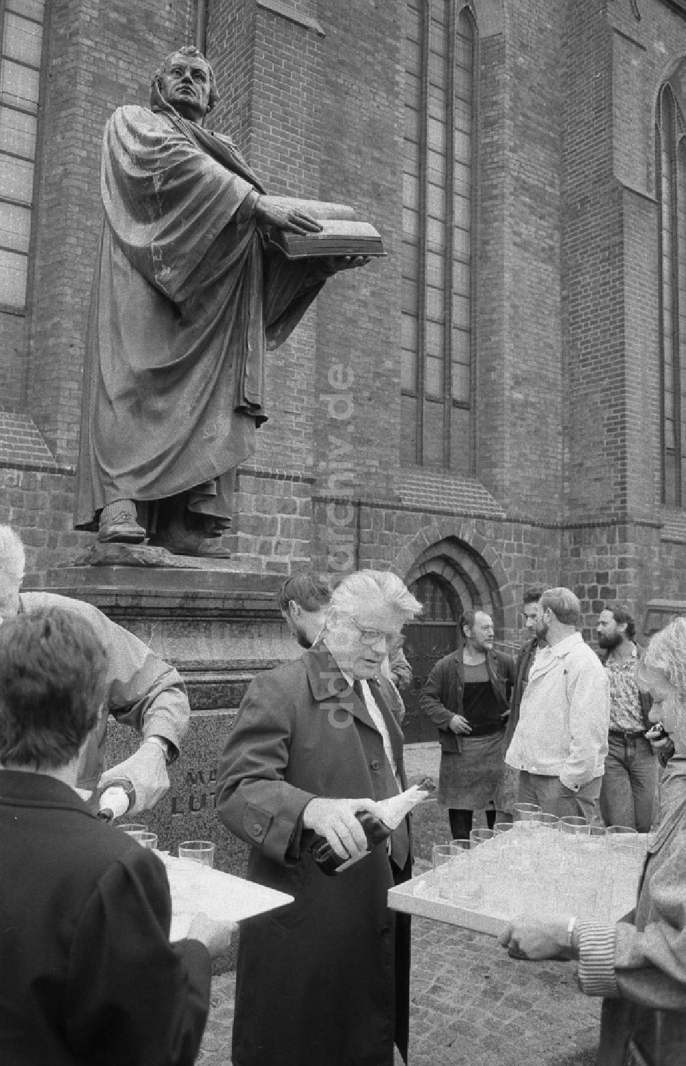 Berlin: Skulptur des Martin-Luther-Denkmal bei der Wiederaufstellung in Berlin in der DDR