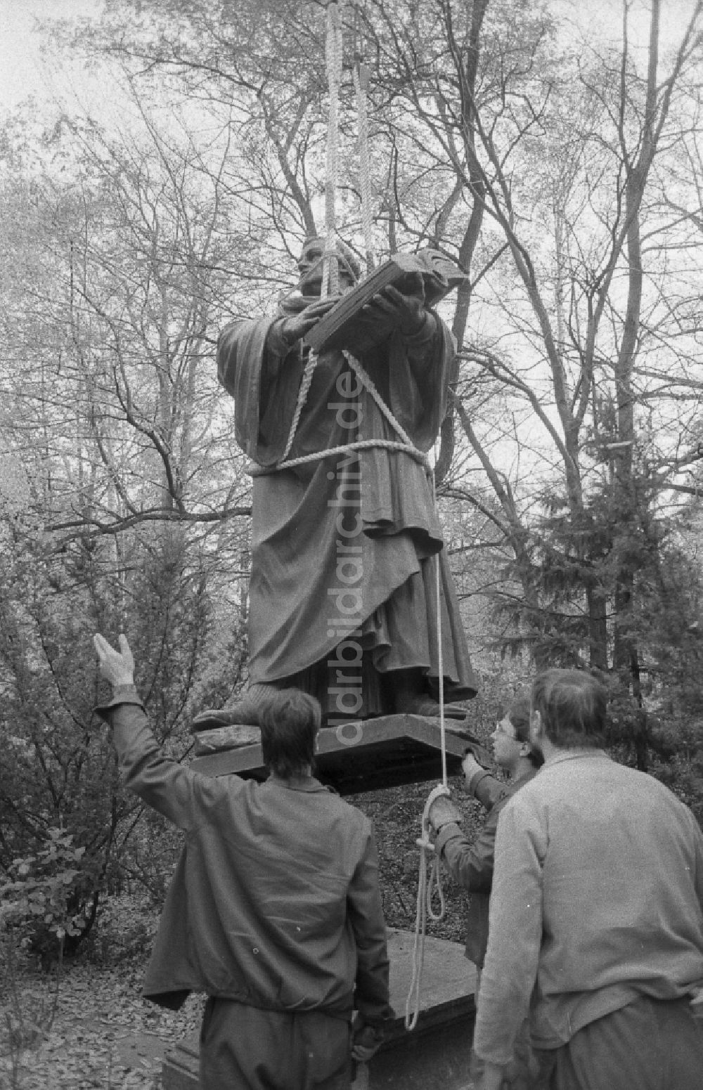 DDR-Bildarchiv: Berlin - Skulptur des Martin-Luther-Denkmal bei der Wiederaufstellung in Berlin in der DDR