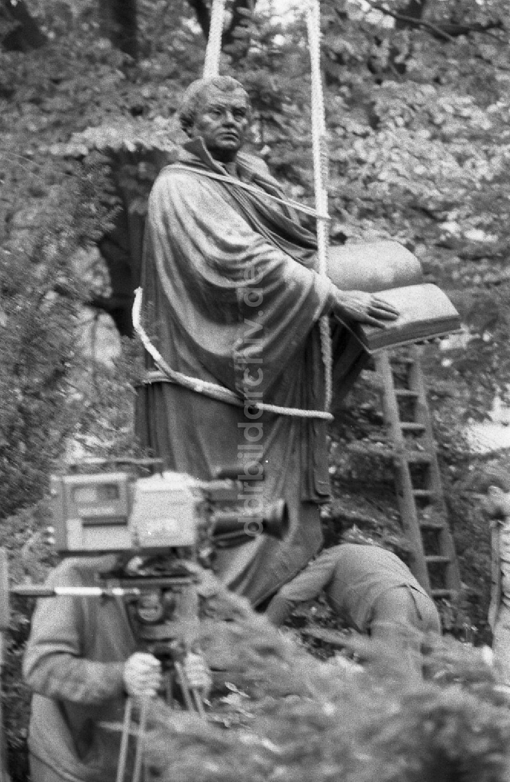 DDR-Fotoarchiv: Berlin - Skulptur des Martin-Luther-Denkmal bei der Wiederaufstellung in Berlin in der DDR