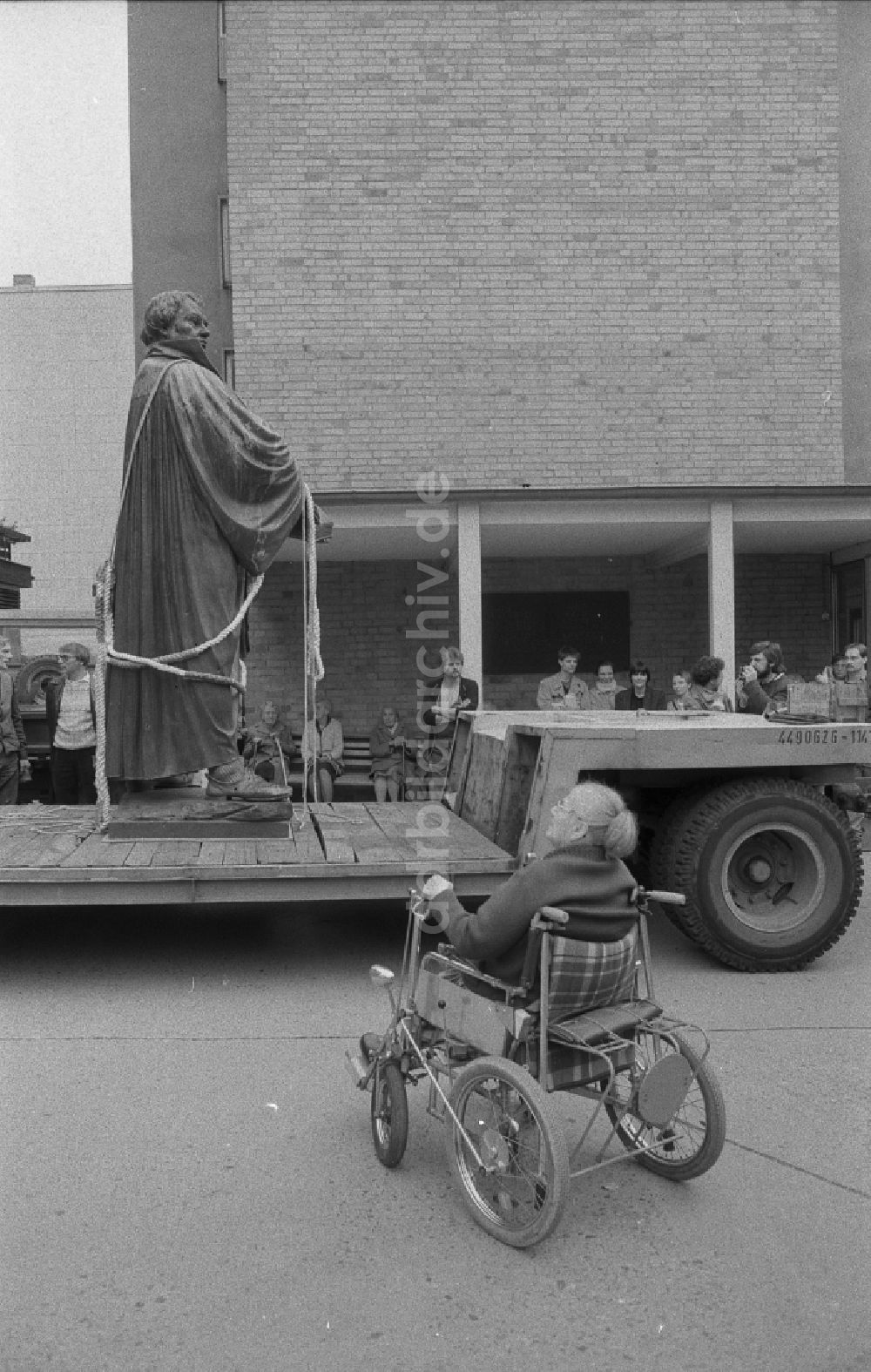 Berlin: Skulptur des Martin-Luther-Denkmal bei der Wiederaufstellung in Berlin in der DDR