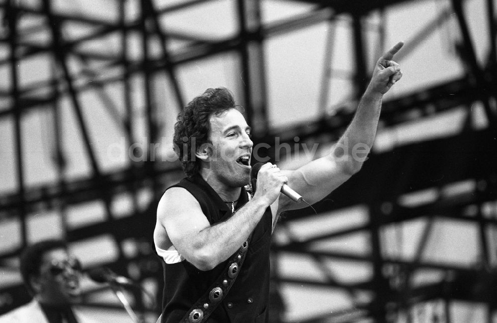 DDR-Bildarchiv: Berlin - Sänger und Musiker Bruce Springsteen im Ortsteil Weißensee in Berlin in der DDR
