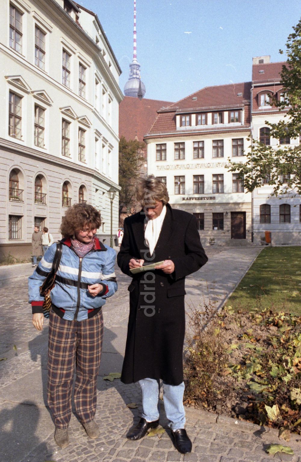 DDR-Fotoarchiv: Berlin - Sänger und Musiker Roland Kaiser beim Verteilen von Autogrammen in Berlin in der DDR