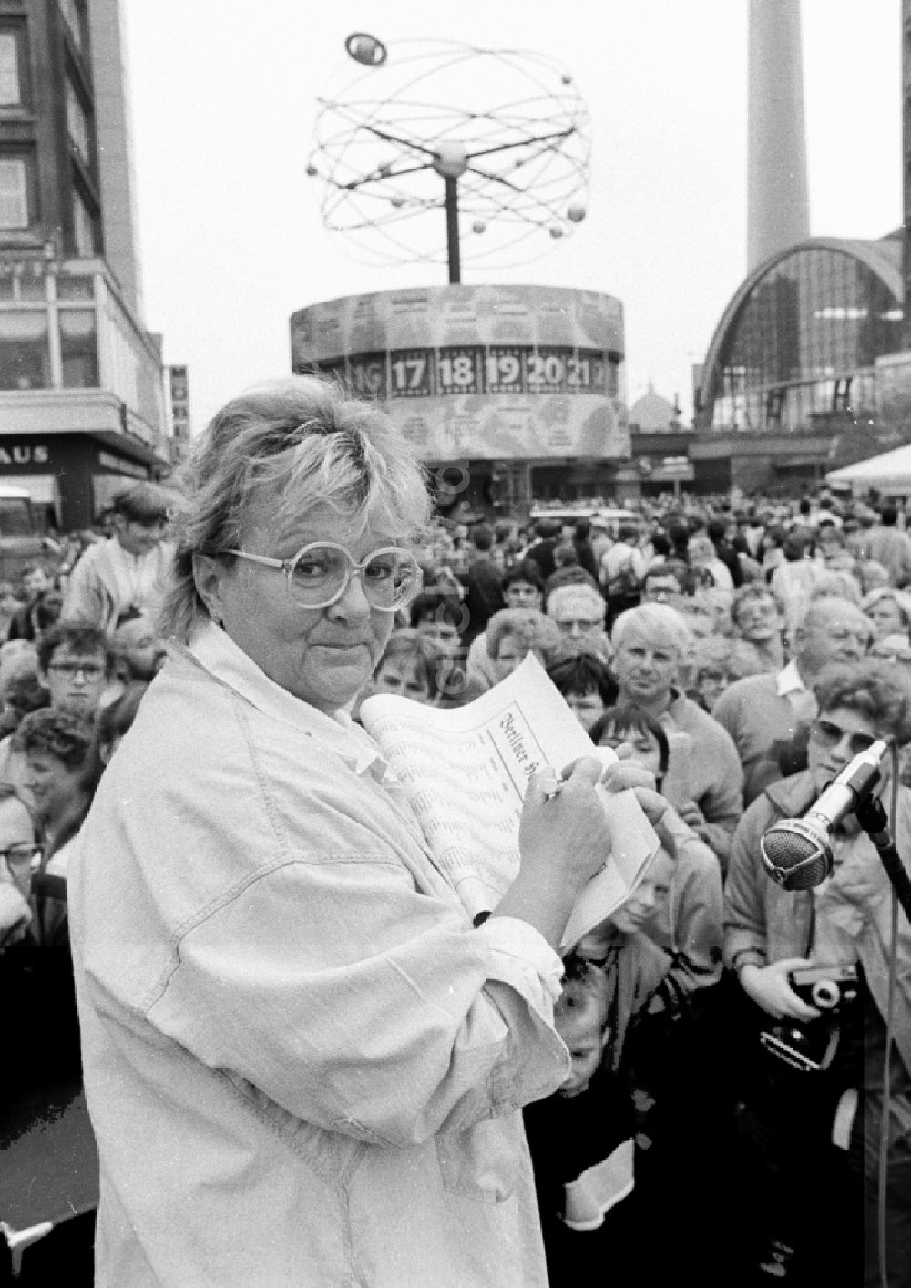 Berlin: Sängerin Helga Hahnemann auf dem Alexanderplatz in Berlin in der DDR