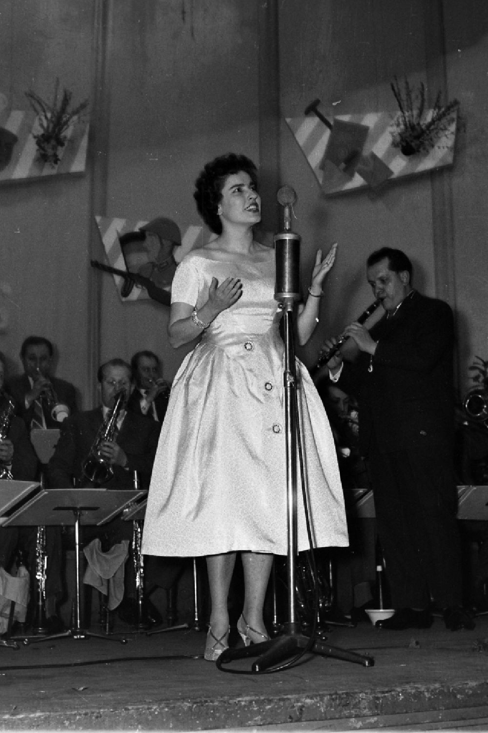 Dresden: Sängerin Jenny Petra mit dem Günter Gollasch Orchester in Dresden in der DDR
