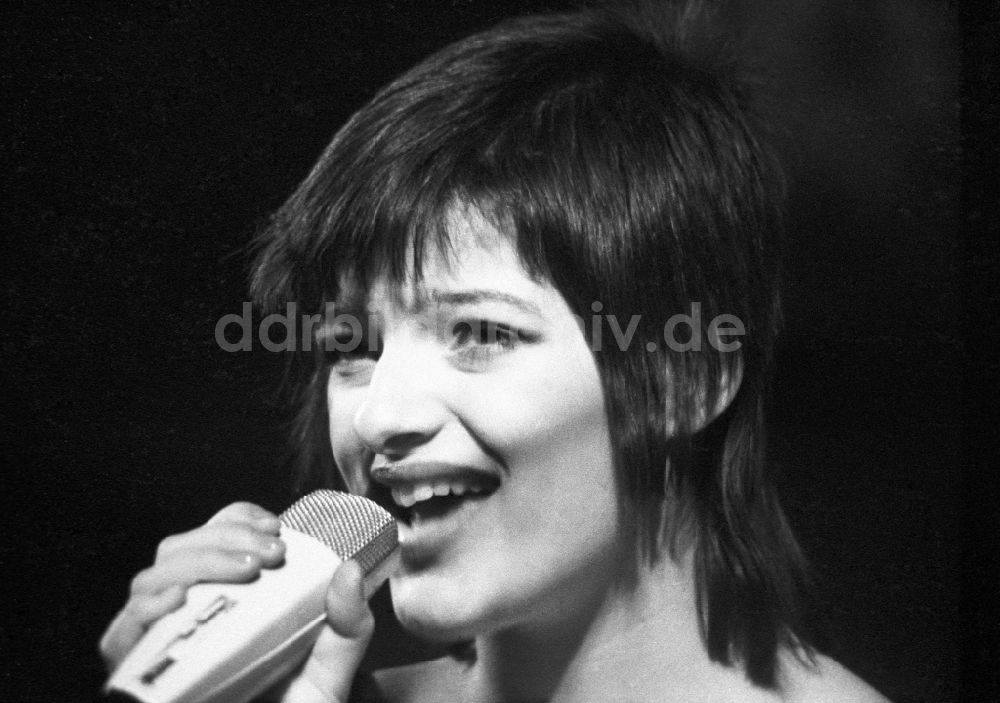 DDR-Bildarchiv: Berlin - Sängerin Nina Hagen bei einem Auftritt auf dem ND- Pressefest in Berlin Hauptstadt der DDR