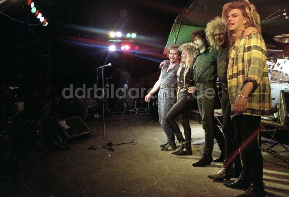 DDR-Bildarchiv: Ketzin - Sängerin Tamara Danz mit ihrer Band Silly auf einem Freiluftkonzert in Ketzin in Brandenburg in der DDR