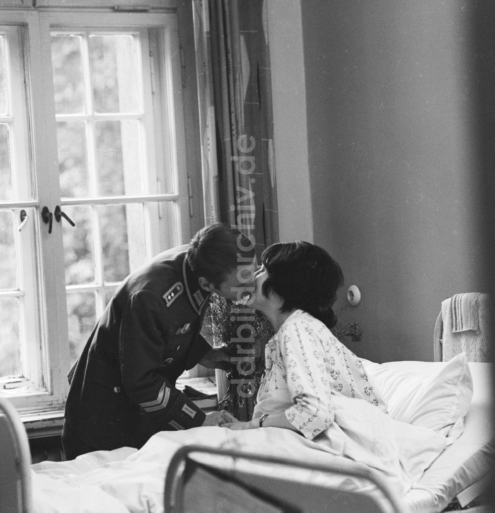 DDR-Bildarchiv: Berlin - Soldat besucht seine Frau im Krankenhaus in Berlin