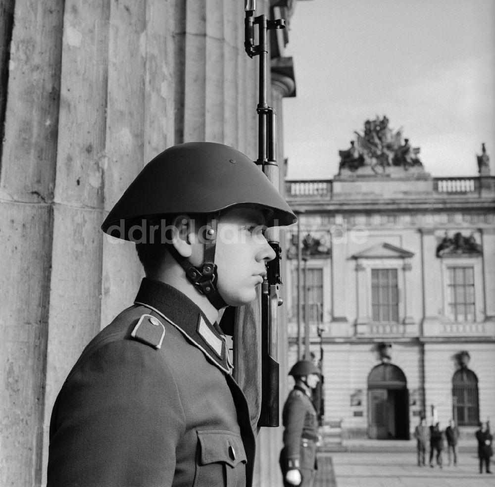 DDR-Fotoarchiv: Berlin - Mitte - Soldat vor der Neuen Wache - Unter den Linden in Berlin - Mitte