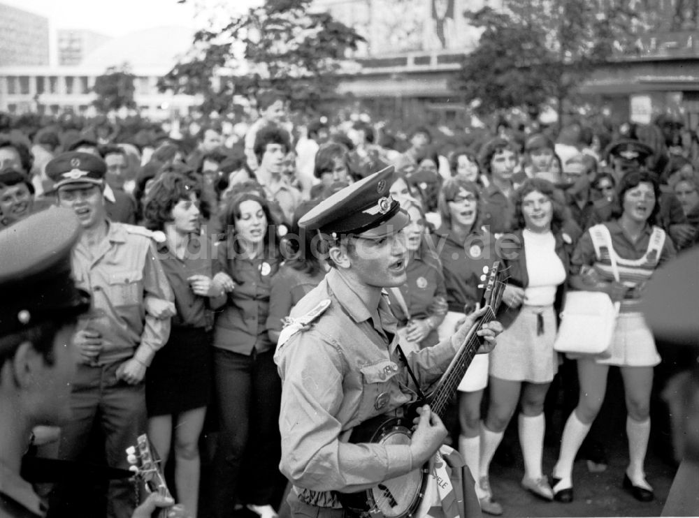 DDR-Bildarchiv: Berlin - Soldat in der Uniform bei den Weltfestspielen in Berlin in der DDR