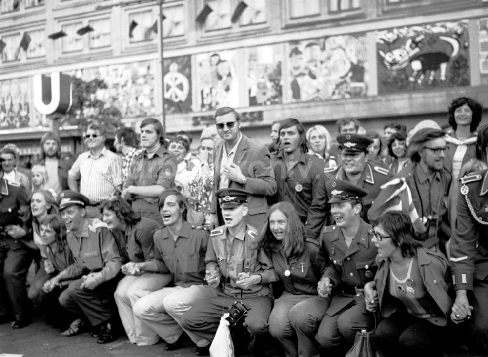 Berlin: Soldat in der Uniform bei den Weltfestspielen in Berlin in der DDR