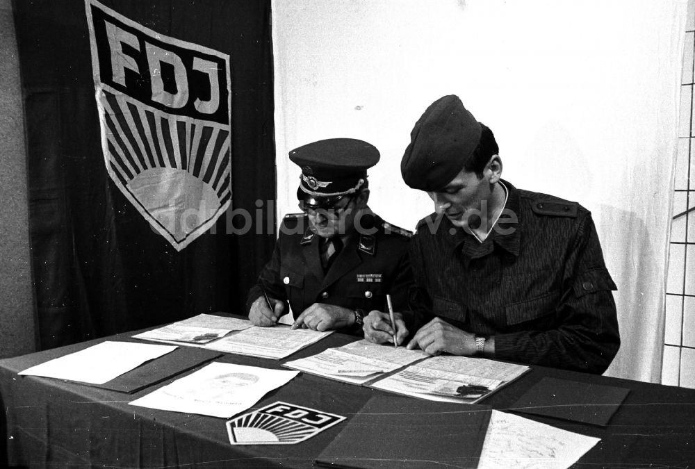 Karlshagen: Soldat in der Uniform der LSK/LV der NVA vor FDJ - Fahne in Karlshagen in der DDR