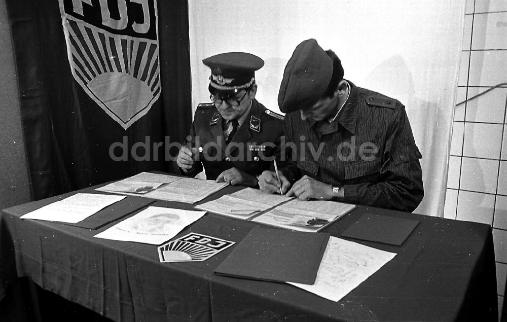 DDR-Bildarchiv: Karlshagen - Soldat in der Uniform der LSK/LV der NVA vor FDJ - Fahne in Karlshagen in der DDR