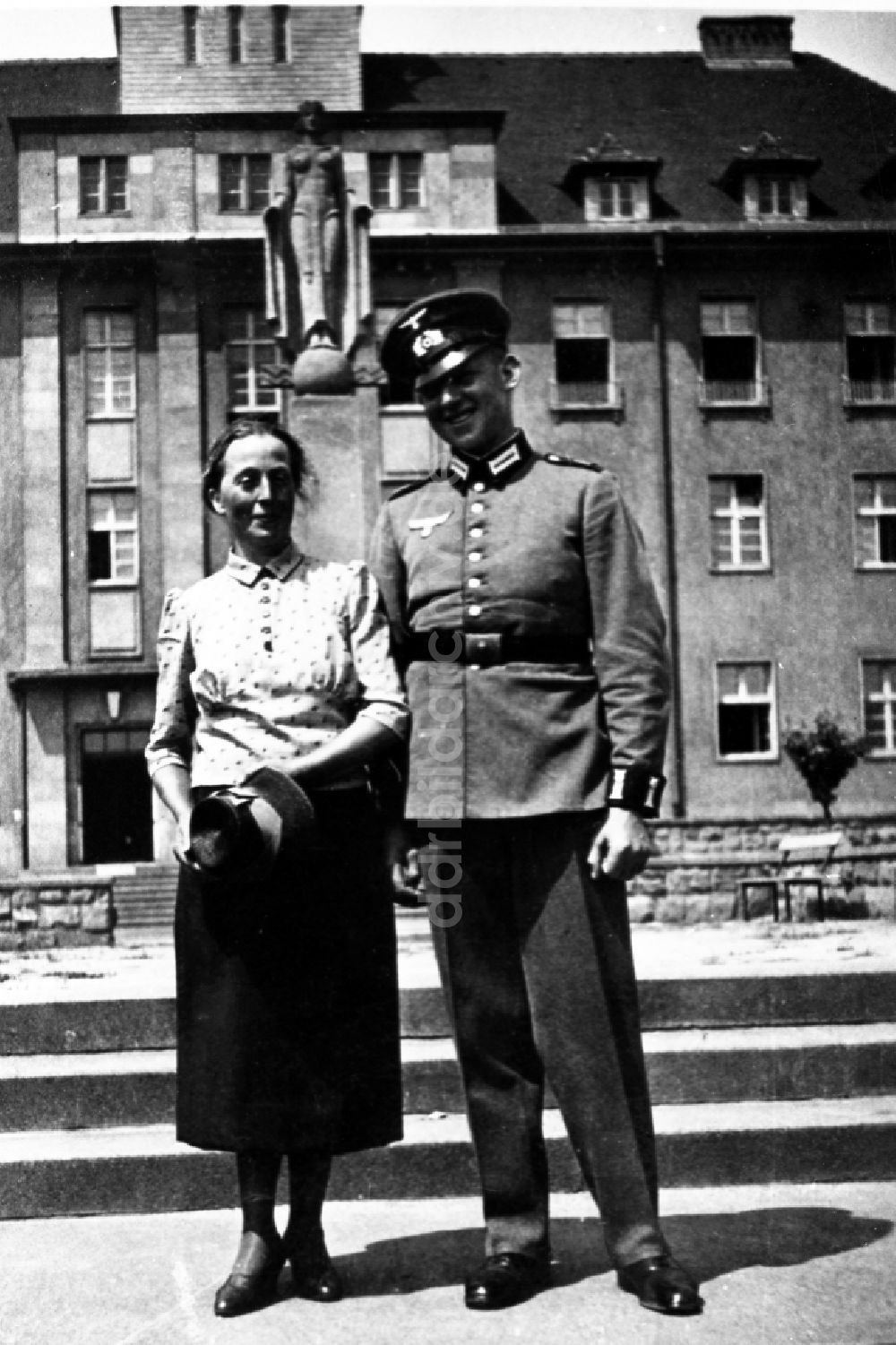DDR-Fotoarchiv: Leuna - Soldat der Wehrmacht mit seiner Freundin / Frau in Leuna in Sachsen-Anhalt in Deutschland