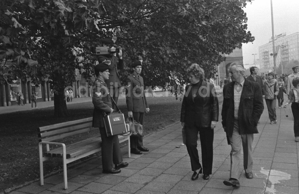 DDR-Bildarchiv: Berlin - Soldaten der aliierten Militärverbindungsmission auf der Karl-Marx-Allee in Berlin auf dem Gebiet der ehemaligen DDR, Deutsche Demokratische Republik