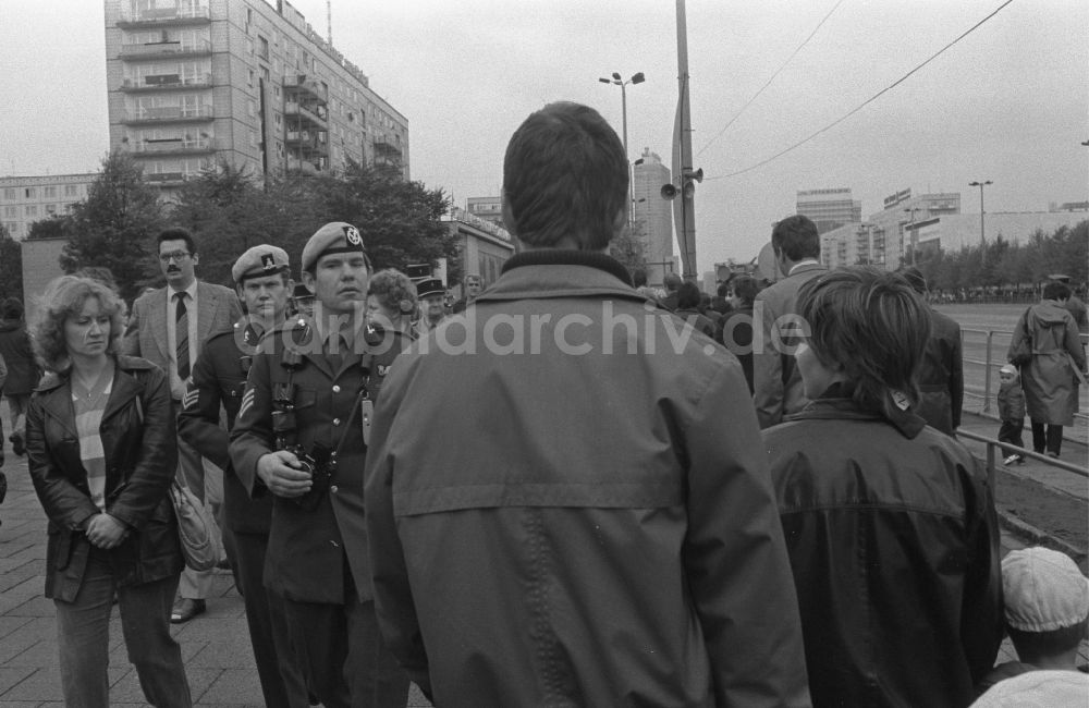 DDR-Fotoarchiv: Berlin - Soldaten der aliierten Militärverbindungsmission auf der Karl-Marx-Allee in Berlin auf dem Gebiet der ehemaligen DDR, Deutsche Demokratische Republik