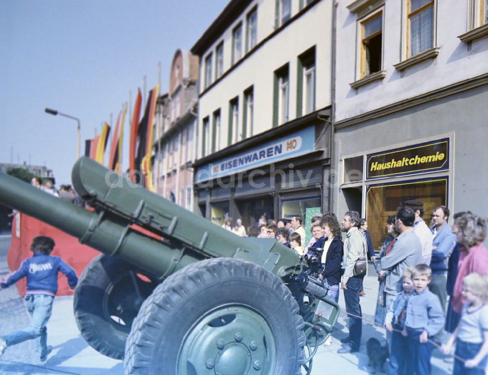 DDR-Bildarchiv: Mühlhausen - Soldaten bei der Vereidigung auf den Fahneneid der NVA Nationale Volksarmee in Mühlhausen in Thüringen in der DDR