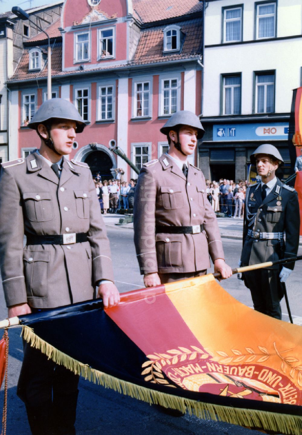 DDR-Bildarchiv: Mühlhausen - Soldaten bei der Vereidigung auf den Fahneneid der NVA Nationale Volksarmee in Mühlhausen in Thüringen in der DDR