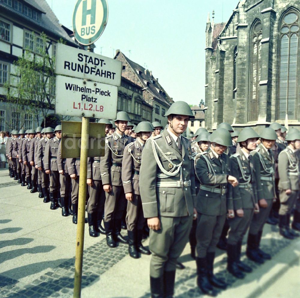 Mühlhausen: Soldaten bei der Vereidigung auf den Fahneneid der NVA Nationale Volksarmee in Mühlhausen in Thüringen in der DDR