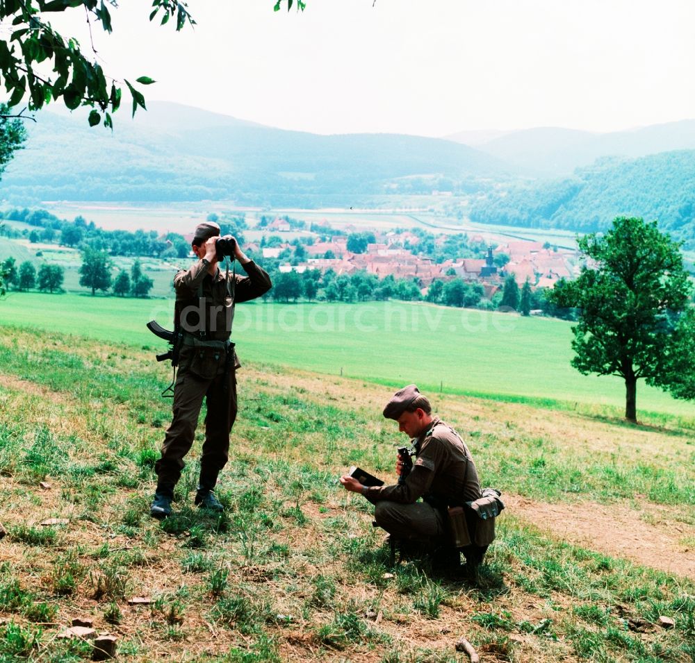 DDR-Bildarchiv: Lindewerra - Soldaten der Grenztruppen der DDR im Einsatz zur Grenzsicherung bei Lindewerra - Wahlhausen im eichsfeldischen Werraland in Thüringen