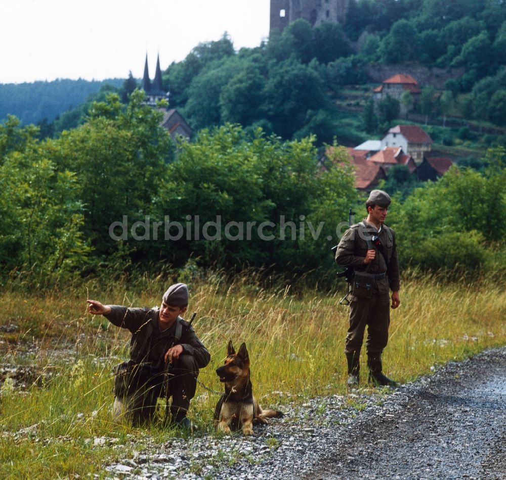 Lindewerra: Soldaten der Grenztruppen der DDR im Einsatz zur Grenzsicherung bei Lindewerra - Wahlhausen im eichsfeldischen Werraland in Thüringen
