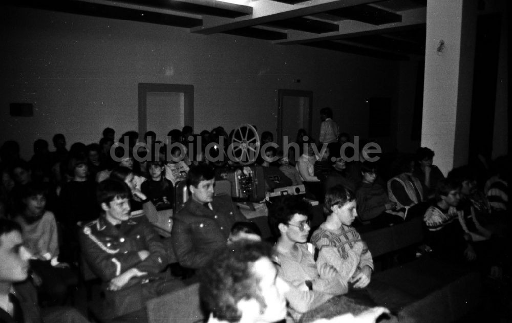 DDR-Bildarchiv: Cöthen - Soldaten des Jagdfliegergeschwaders Heinrich Rau zum Patenbesuch beim gleichnamigen Internat in Cöthen in Brandenburg in der DDR