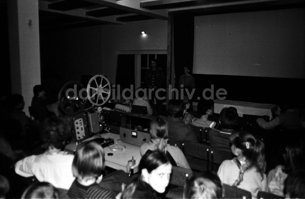 DDR-Fotoarchiv: Cöthen - Soldaten des Jagdfliegergeschwaders Heinrich Rau zum Patenbesuch beim gleichnamigen Internat in Cöthen in Brandenburg in der DDR