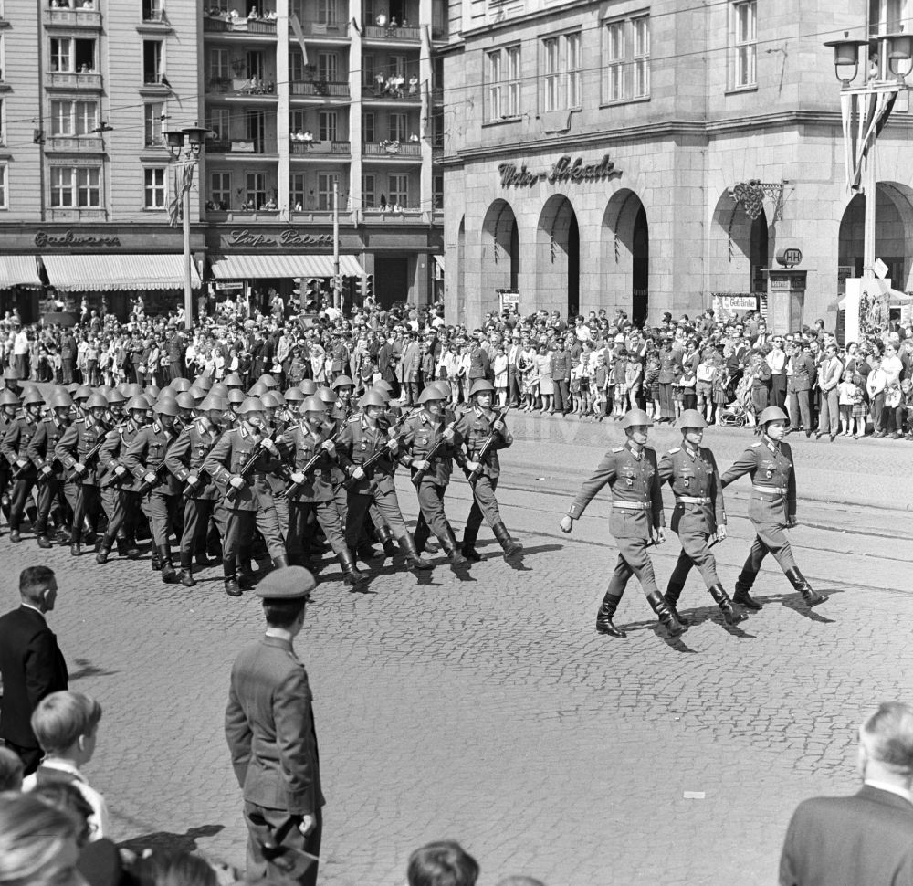 Magdeburg: Soldaten der Landstreitkräfte marschieren auf der 1. Mai Demonstration in Magdeburg