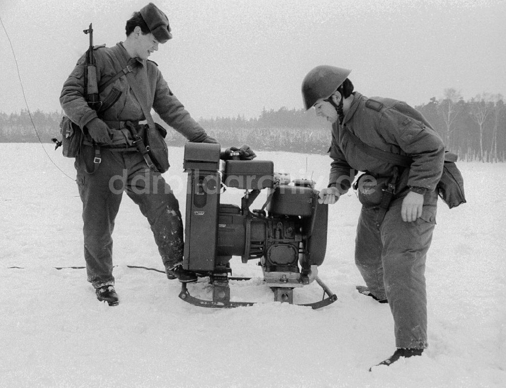 Königs Wusterhausen: Soldaten des 2. Nachrichtenregiments der NVA in Wernsdorf in Königs Wusterhausen in Brandenburg in der DDR