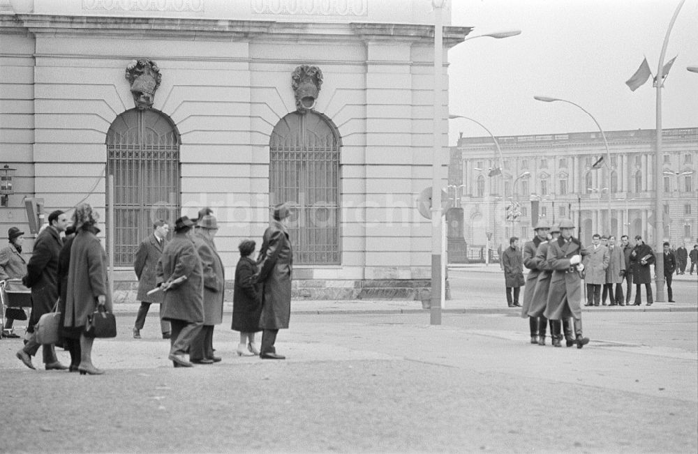 DDR-Bildarchiv: Berlin - Soldaten des Wachregiment Friedrich Engels vor der Schinkelschen Neuen Wache in Berlin DDR