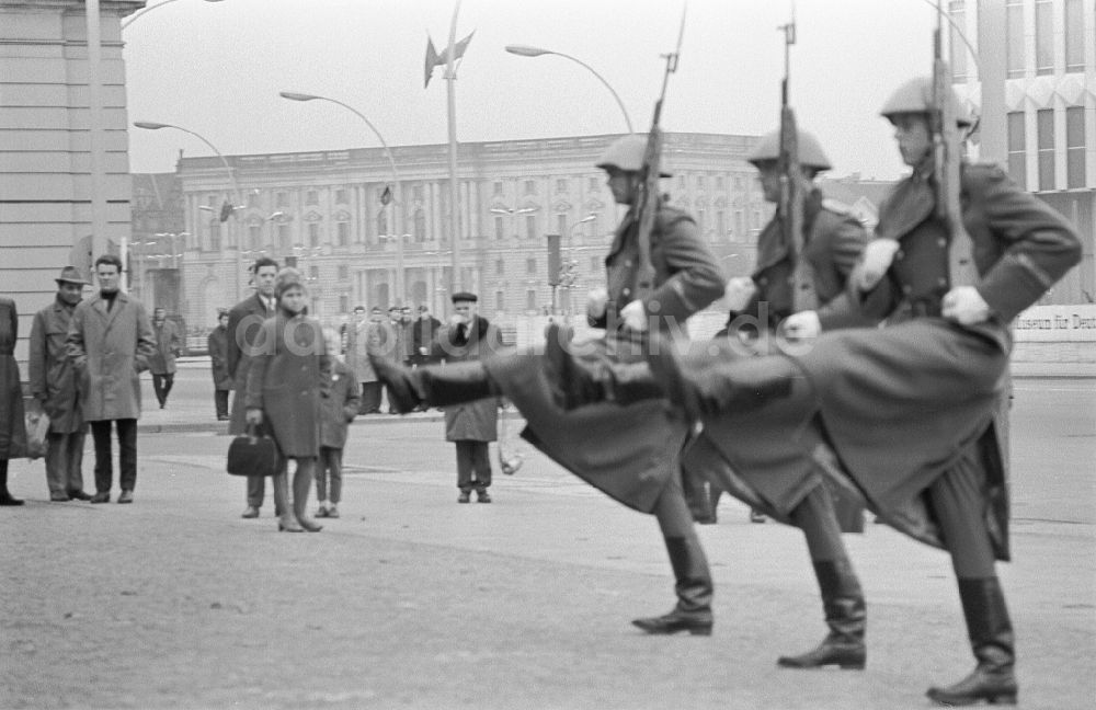 DDR-Fotoarchiv: Berlin - Soldaten des Wachregiment Friedrich Engels vor der Schinkelschen Neuen Wache in Berlin DDR