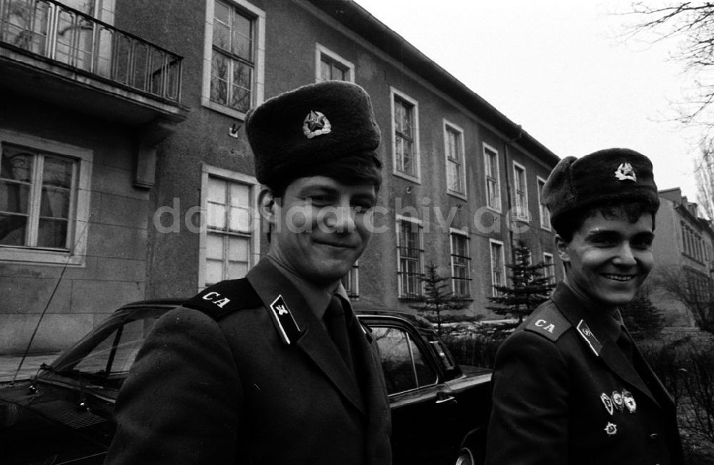 DDR-Bildarchiv: - Soldaten (wahrscheinlich SU-Soldaten) Umschlagnummer: 7280